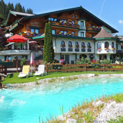 Badeteich mit kleiner Liegewiese – Hotel Garni Santa Barbara in Flachau