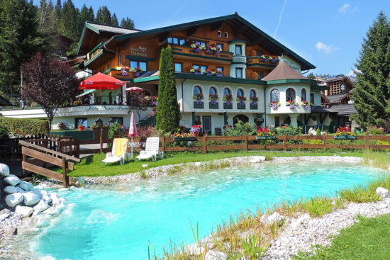 Badeteich mit kleiner Liegewiese - Hotel Garni Santa Barbara in Flachau