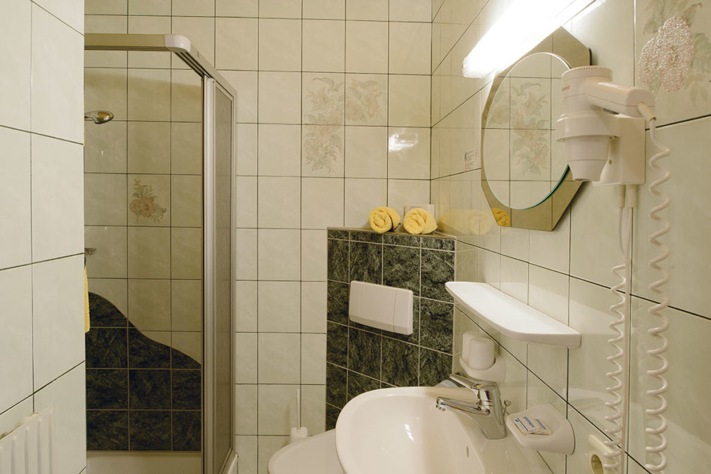 Bdezimmer im Hotel Garni Santa Barbara, Flachau